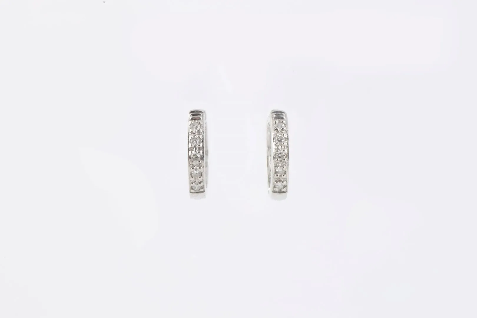 14k White Gold 0.10tcw Diamond Huggie Earrings (1.61g.)