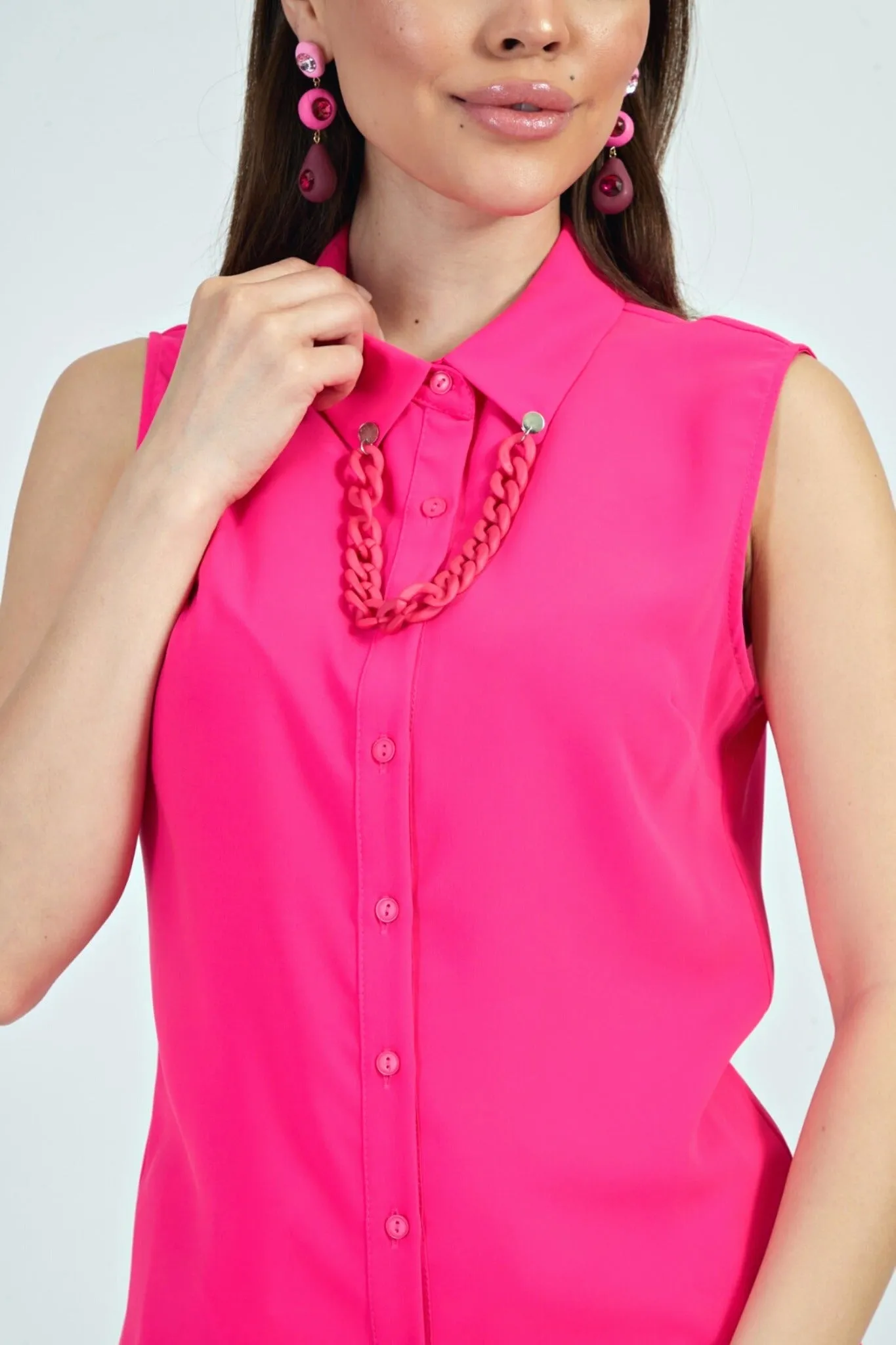 Camicia fucsia senza maniche accessoriata con catenella rimovibile